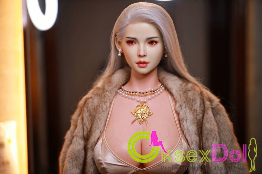 Elegant And Luxurious Blonde Doll Sex